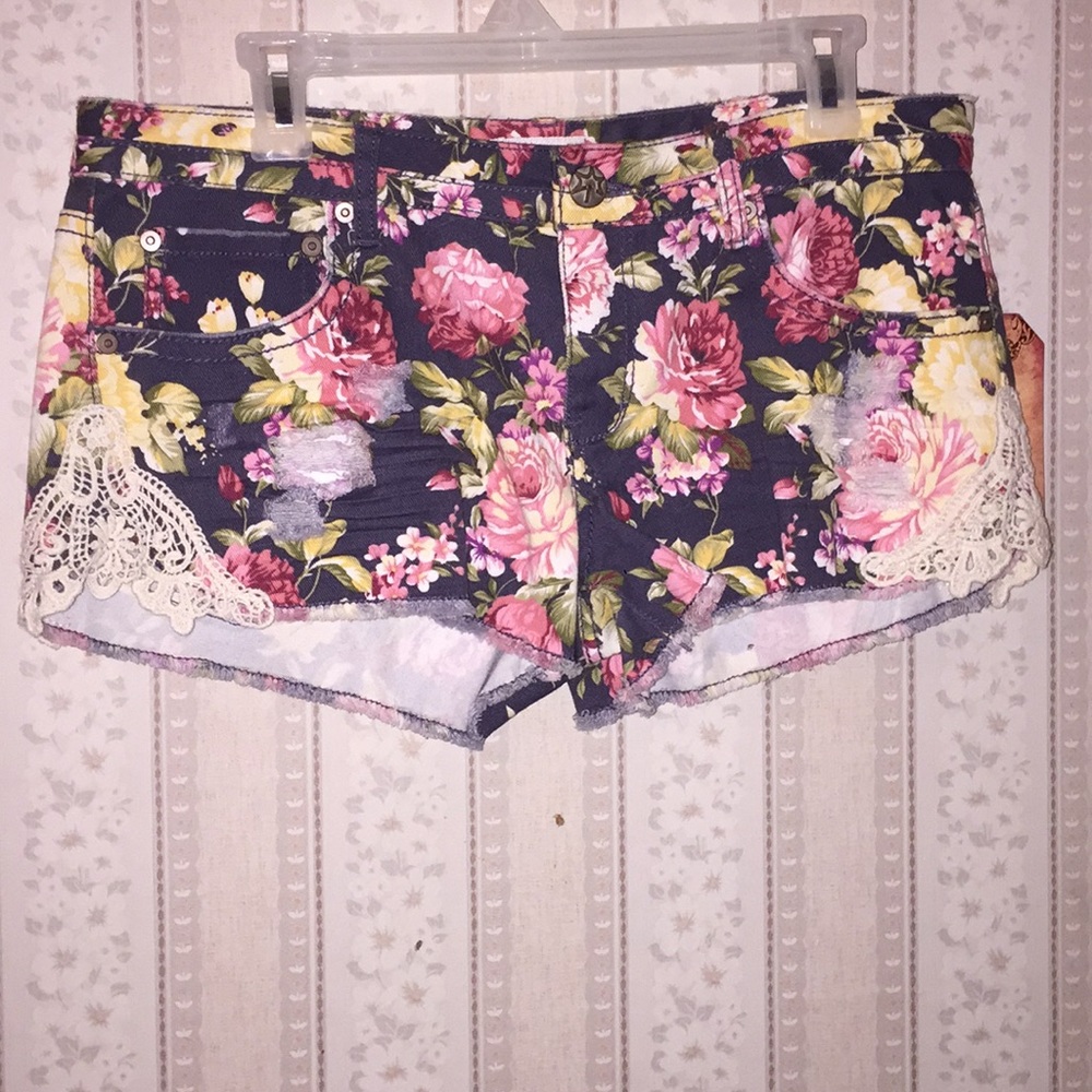 BRAND NEW! Mudd floral shorts with lace